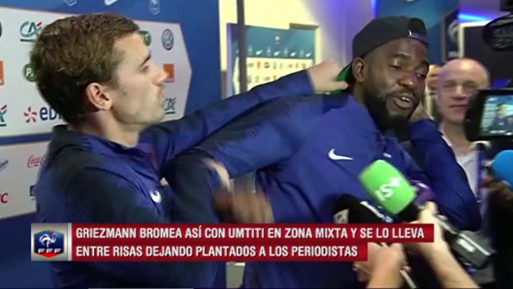La broma de Griezmann a Umtiti en la zona mixta al llevar la gorra para atrás La broma de Griezmann a Umtiti en la zona mixta al llevar la gorra para atrás