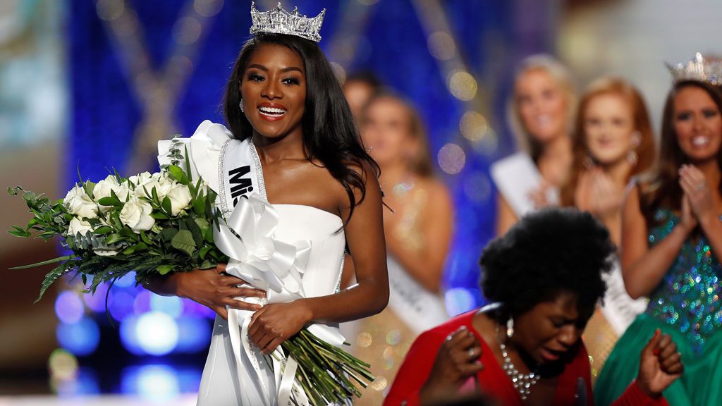 Miss América se corona por primera vez diciendo adiós al desfile en traje de baño