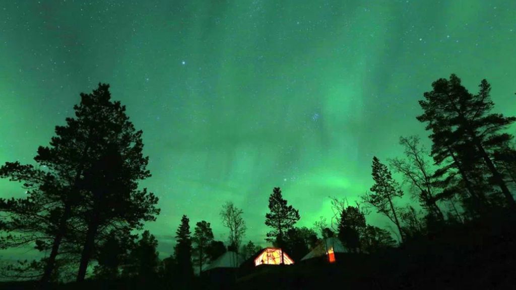 El cielo de Finlandia iluminado en verde por la aurora boreal