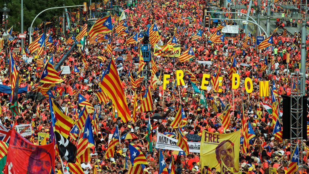 Miles de personas se manifiestan en la en la Diagonal de Barcelona por la Diada