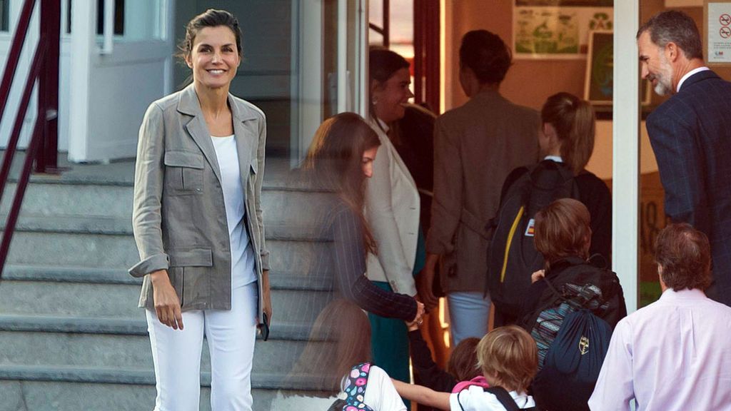 Letizia, sin maquillaje y en zapatillas en la vuelta al cole de sus hijas