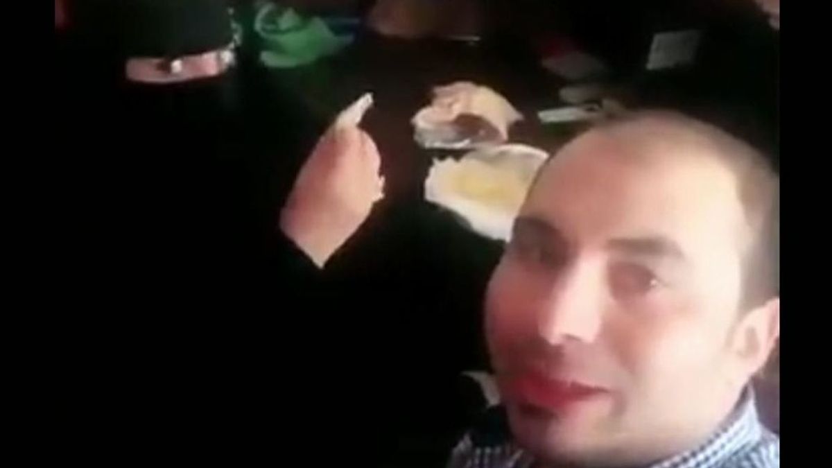 Comparte una foto desayunando con su compañera de trabajo y le encarcelan