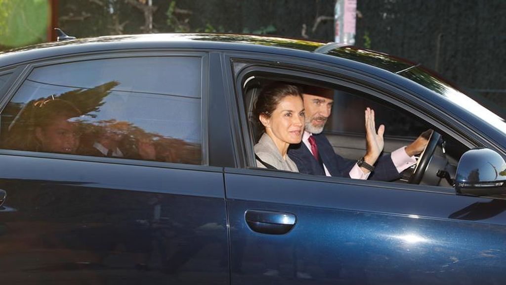 Los Reyes acompañan a las pequeñas Leonor y Sofía en su primer día de colegio