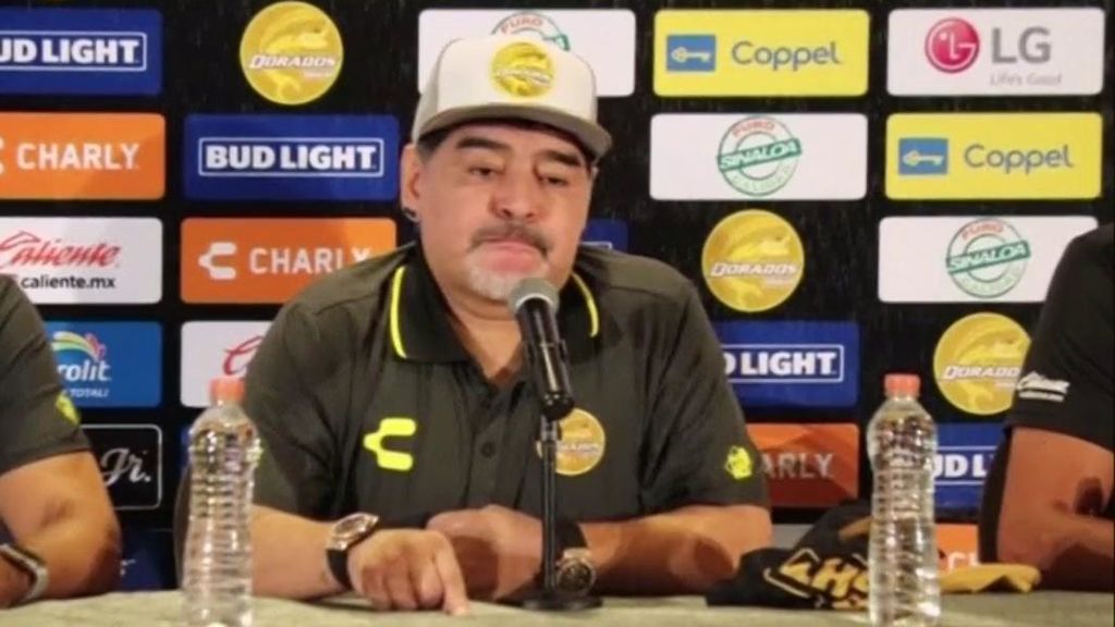 Se le van las caderas: el baile contagioso de Maradona en México