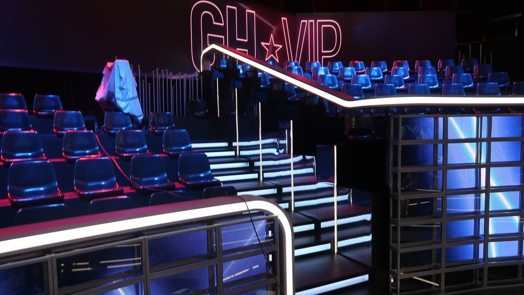 Un variado equipo de cámaras está distribuido por todo el plató