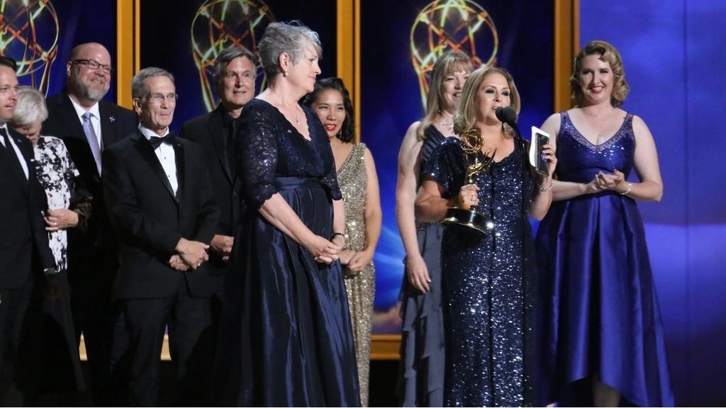 El equipo de la NASA recoge el Emmy por la misión Cassini.