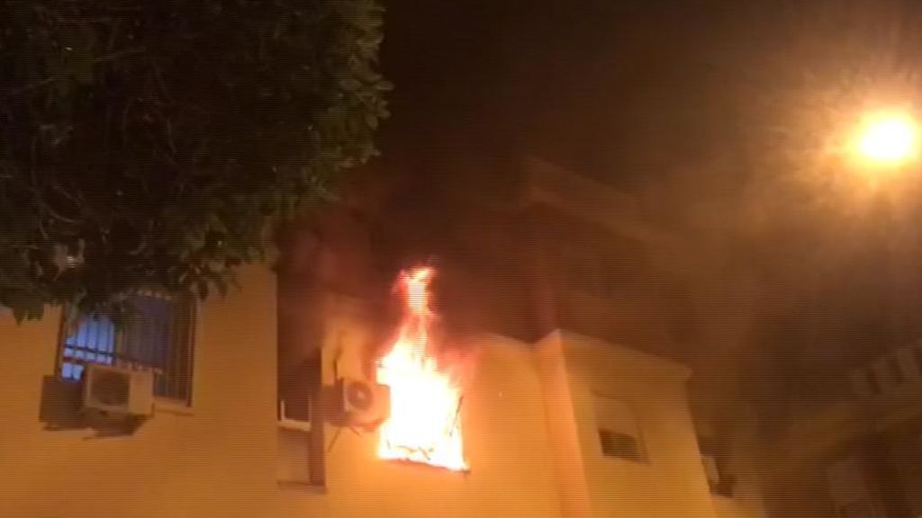 Un mujer y su hijo de 9 años sobreviven al incendio de su vivienda en Sevilla