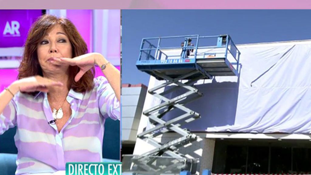 ¡La nueva cara de Carmen Borrego está tras un cartel oculto en la entrada de Telecinco!