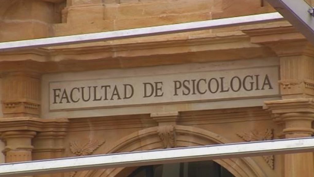 Profesor inhabilitado en Oviedo a sus alumnas: "A que te violo"