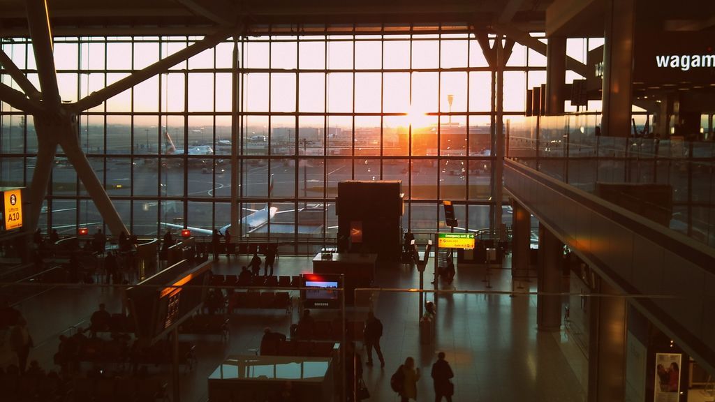 Las bandejas de los aeropuertos son un riesgo para la salud pública mundial: un estudio lo explica