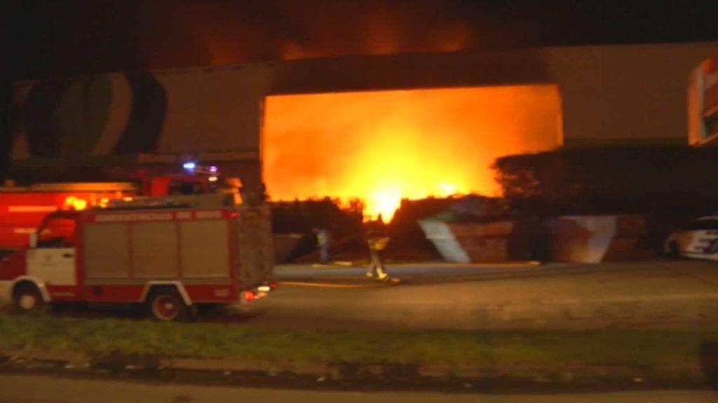 Las llamas devoran una planta de reciclaje en Pontevedra