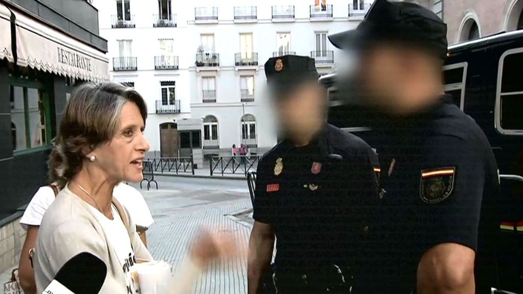 Pilar Gutiérrez se enfrenta con la policía el día de la firma de la exhumación de Franco