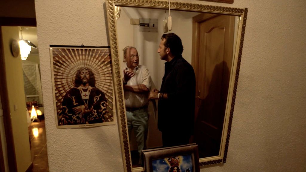 Iker Jiménez entrevista a José Pedro Negrí, el inspector encargado del 'expediente Vallecas', en el domicilio familiar donde se produjeron los sucesos paranormales, el domingo 16 de septiembre en Cuatro (21.30).