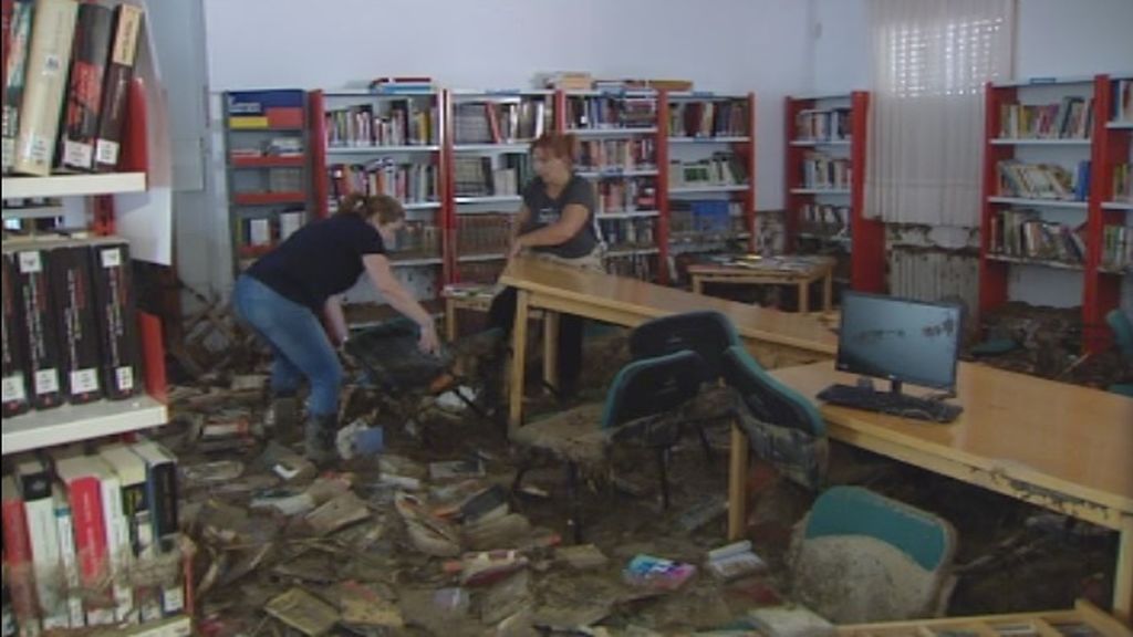 En la destrozada biblioteca de Cebolla (Toledo) no dejan de recibir libros donados