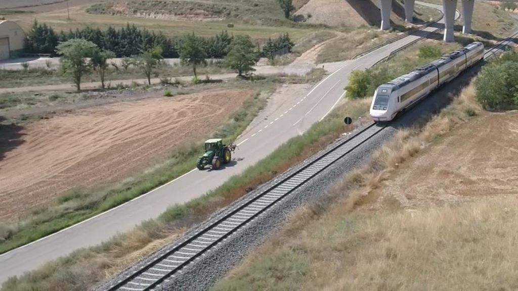 Teruel existe pero a sus trenes les adelanta hasta un tractor