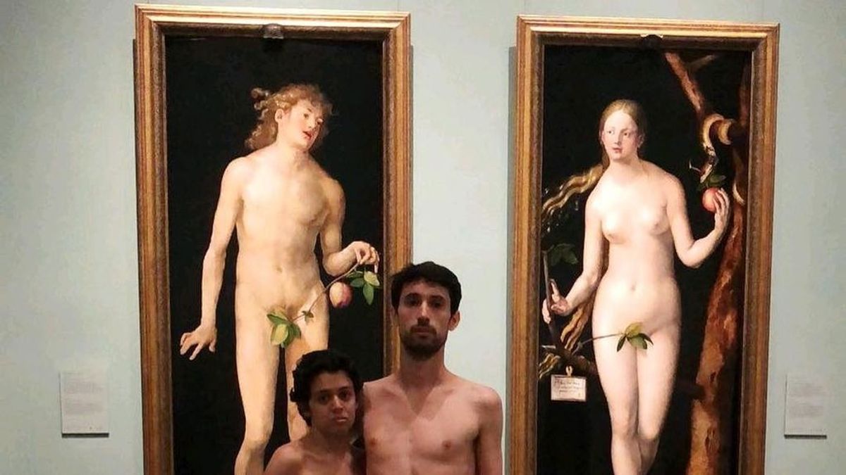 Una pareja se desnuda en el Museo del Prado para reivindicar que hay más géneros que el masculino y femenino Una pareja se desnuda en el Museo del Prado para reivindicar que hay más géneros que el masculino y femenino