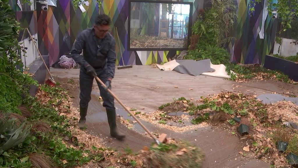¡Manos a la obra! Los concursantes se ponen manos a la obra para dejar la casa impoluta