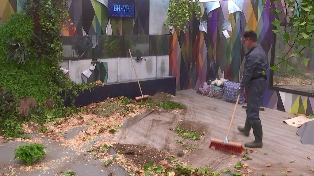 ¡Manos a la obra! Los VIP se ponen manos a la obra para dejar la casa impoluta