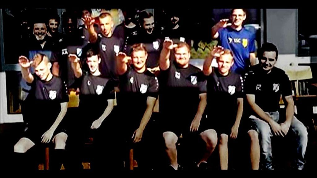 Expulsan a siete futbolistas de un equipo juvenil alemán tras fotografiarse realizando el saludo nazi