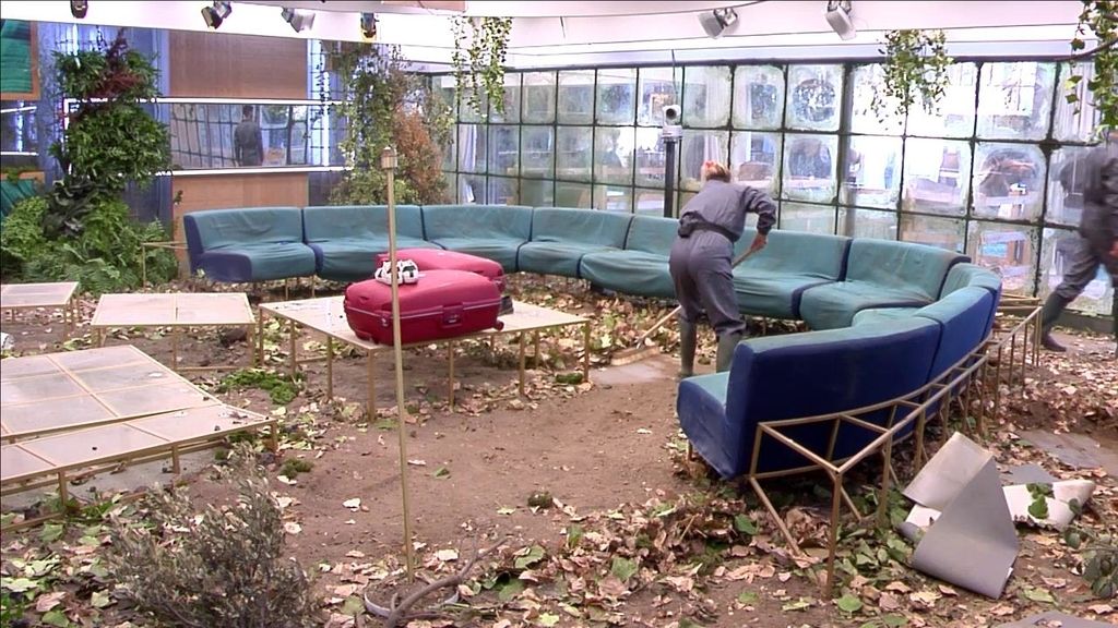 ¡Manos a la obra! Los VIP se ponen manos a la obra para dejar la casa impoluta