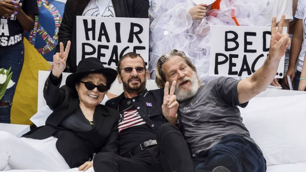 Yoko Ono, Ringo Star y Jeff Bridges  recrean  la “cama de la paz” en una calle de Nueva York