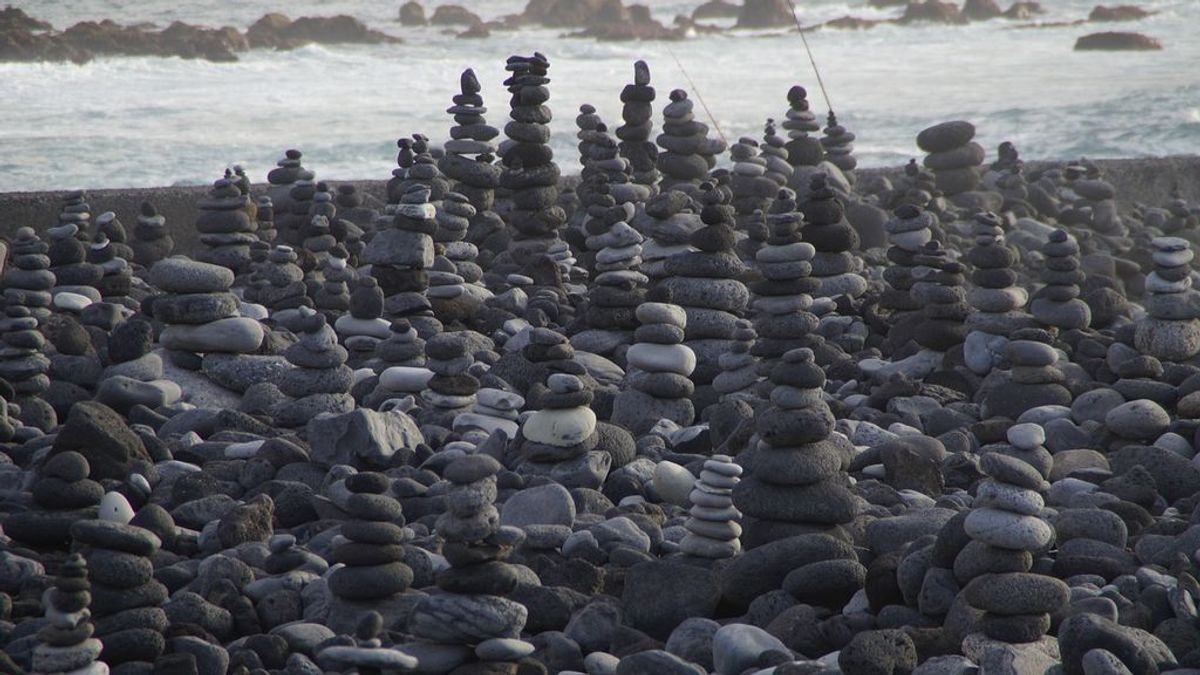 Cómo afecta al entorno la moda de apilar piedras en playas y montañas