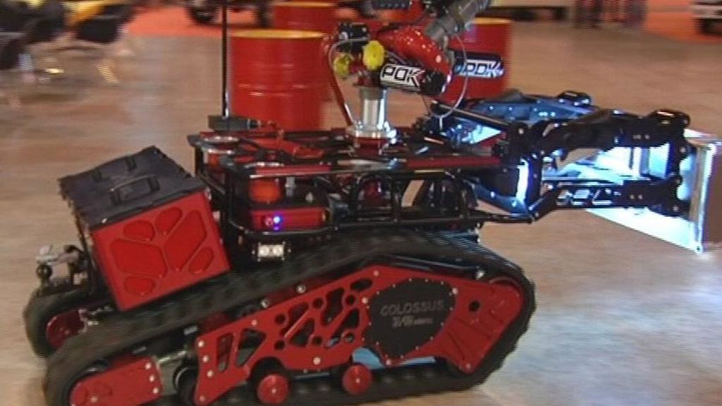 El "robot bombero" se presenta en Sevilla