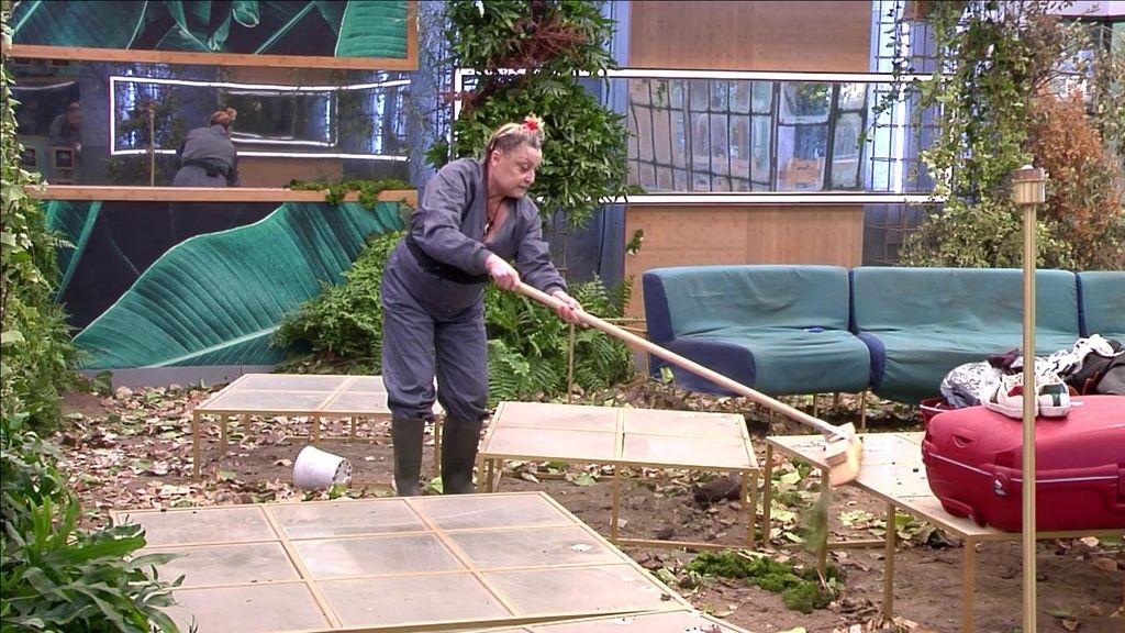 ¡Manos a la obra! Los VIP se ponen manos a la obra para dejar la casa impoluta