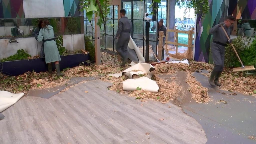 ¡Manos a la obra! Los VIP se ponen manos a la obra para dejar la casa impoluta