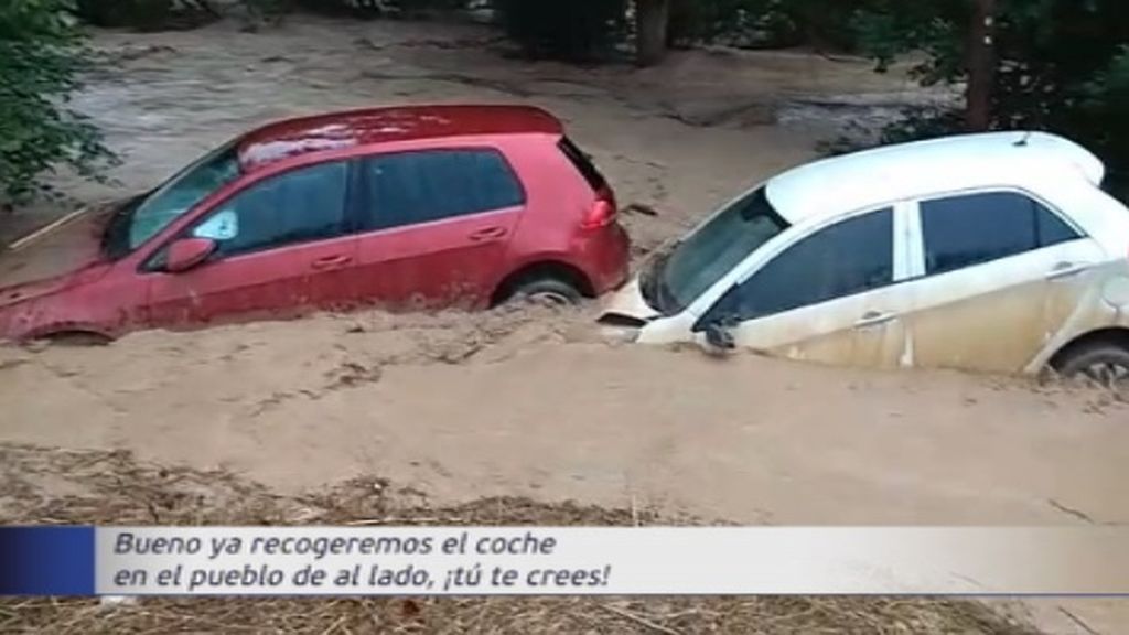 Coches a la deriva y cuantiosos destrozos por una riada en Riofrío, Granada