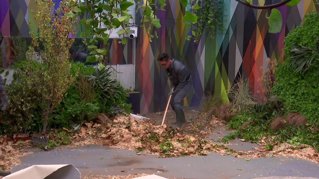 ¡Manos a la obra! Los VIP se ponen manos a la obra para dejar la casa impoluta