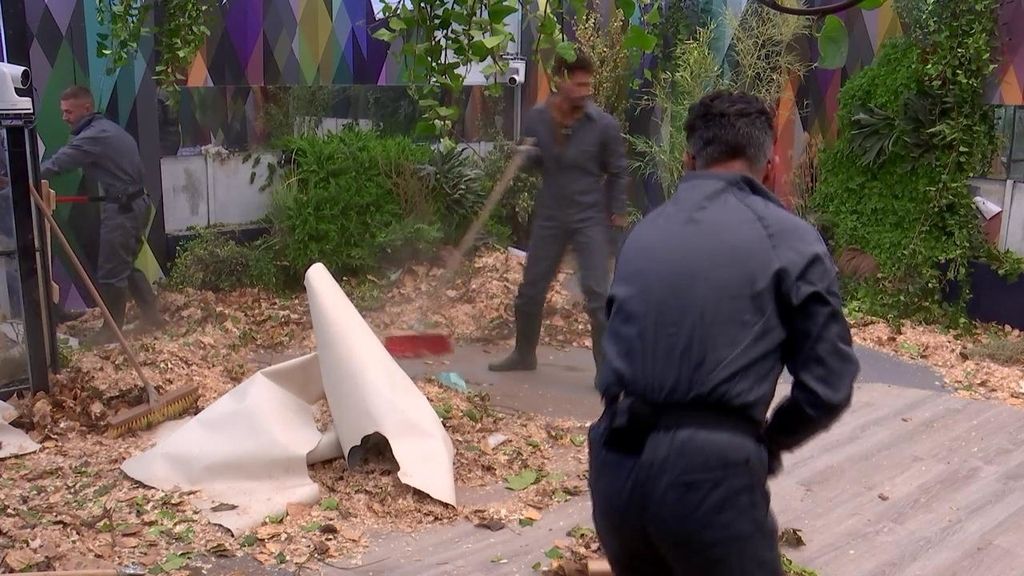 ¡Manos a la obra! Los VIP se ponen manos a la obra para dejar la casa impoluta