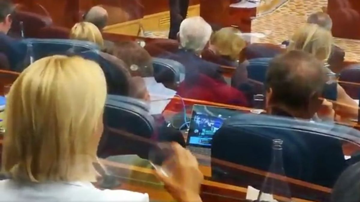 Un diputado del PP en la Asamblea se marca un  Villalobos: lo pillan viendo el tenis