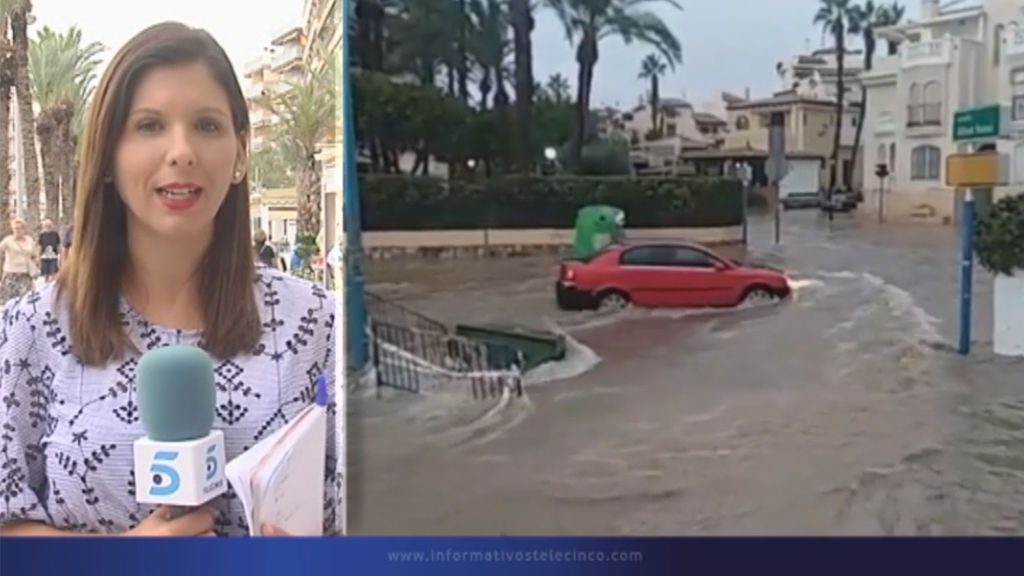 Calles anegadas y vehículos atrapados tras una tromba de agua en Torrevieja