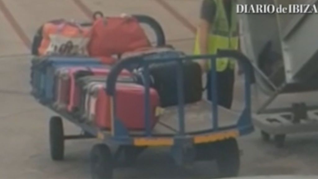 Pillado 'in fraganti' un trabajador del aeropuerto de Ibiza: un pasajero le graba robando parte del equipaje