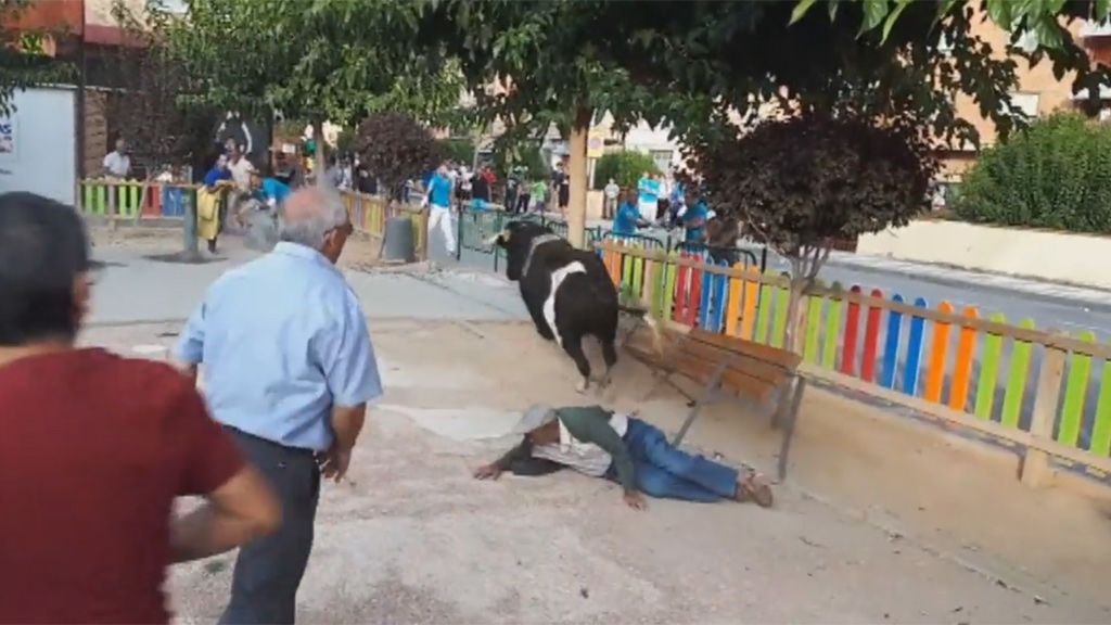 Momento en el que un toro se sale de su recorrido y hiere a dos personas en Teruel