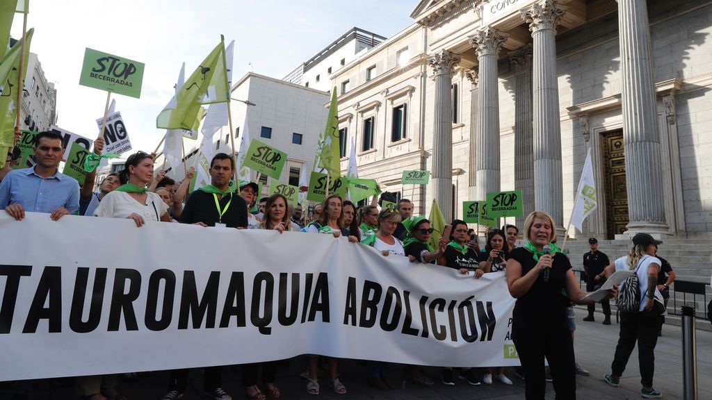 Pacma exige en Madrid el fin de las becerradas en una multitudinaria manifestación