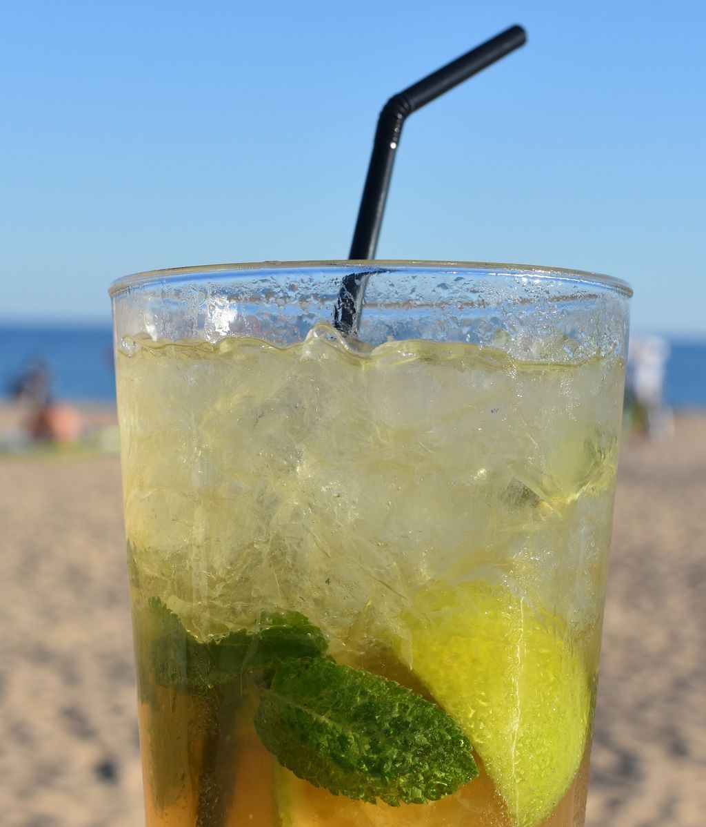 Hallan bacterias fecales en mojitos vendidos en las playas de Barcelona
