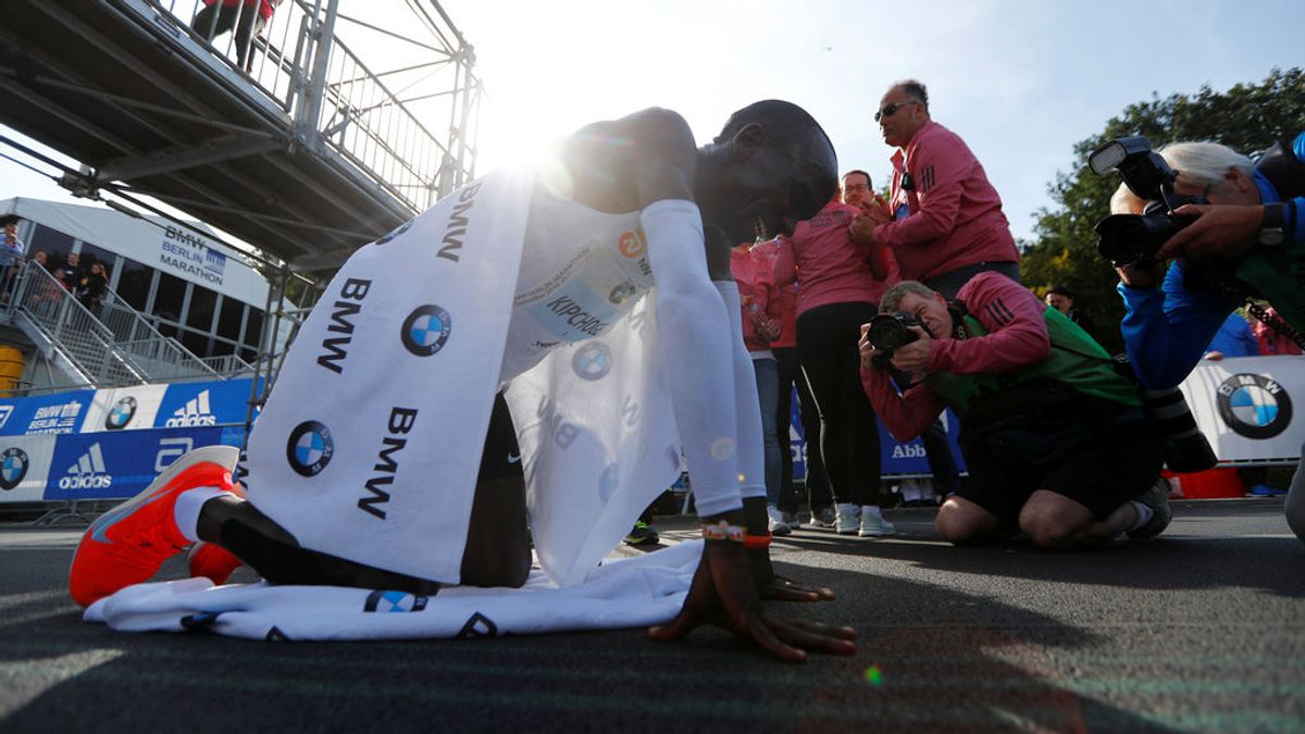 Eliud Kipchoge destroza el récord mundial de maratón en Berlín Eliud Kipchoge destroza el récord mundial de maratón en Berlín