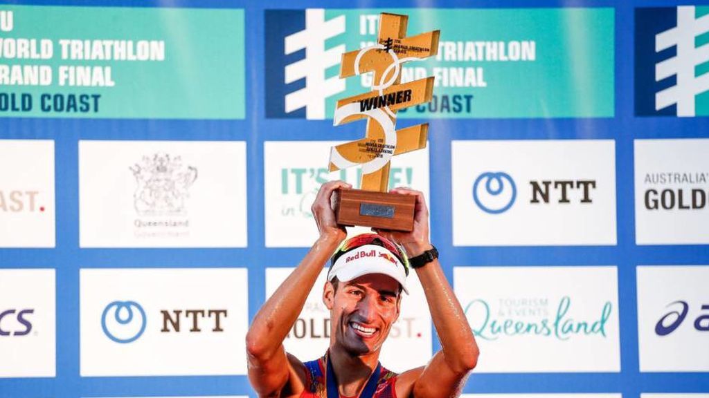 Mario Mola, campeón del mundo de triatlón por tercera vez consecutiva