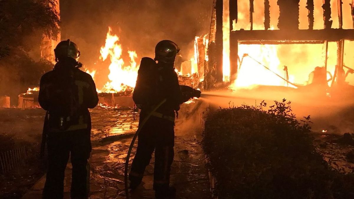 Los bomberos extinguen el incendio de una vivienda en Valdemorillo