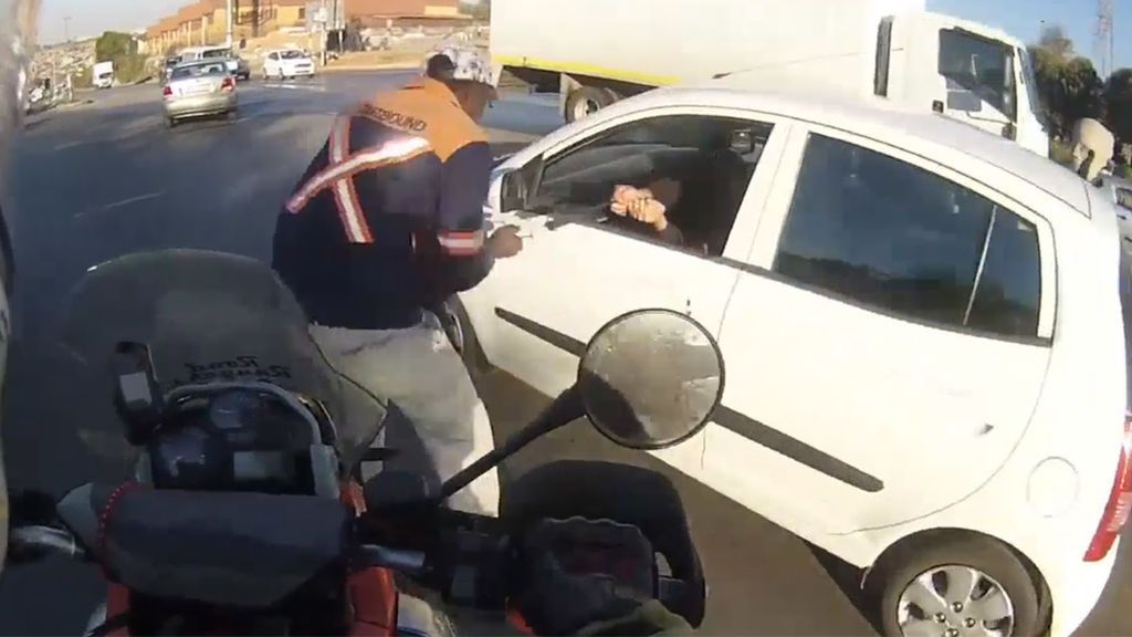 Así consigue un motorista que un ladrón no escape con su botín
