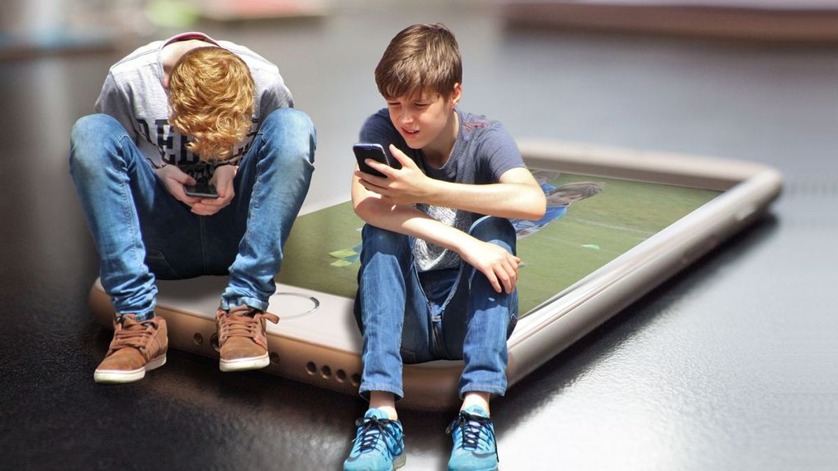 Los colegios deberían prohibir el uso del móvil, según un experto