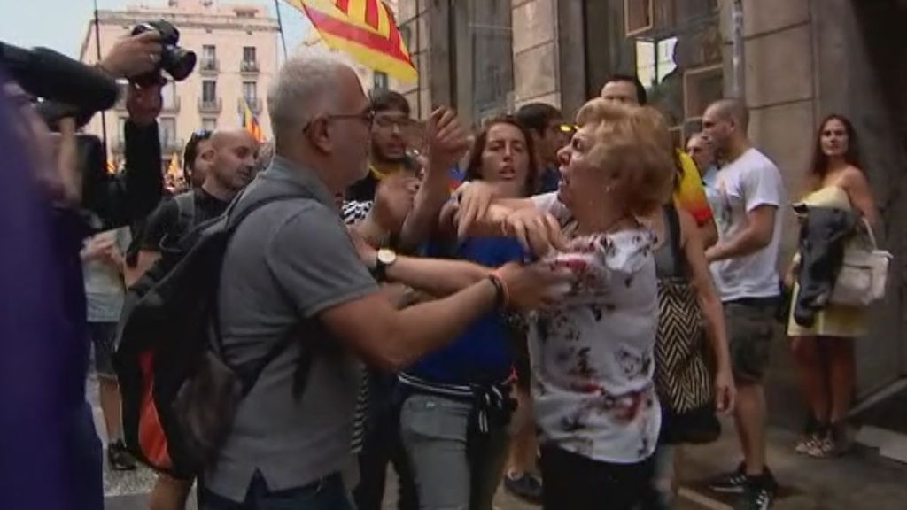 Situación tensa entre los CDR y la manifestación de 'Hablemos español' en Barcelona