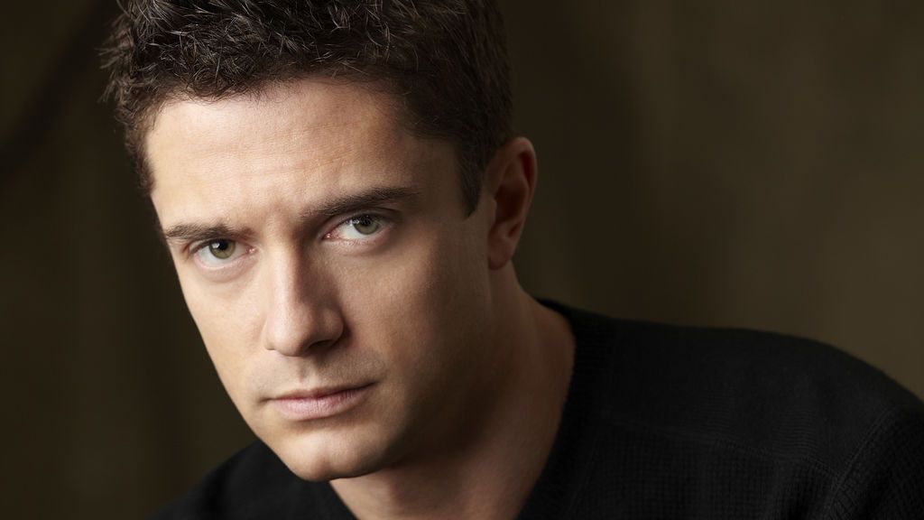 Topher Grace es el doctor Peter Jahrling en 'Zona caliente'.