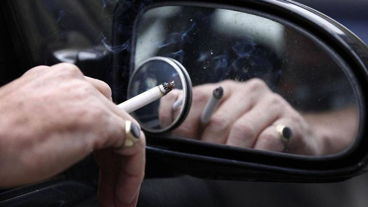 Prohibido fumar en el coche, la última vuelta de tuerca para los fumadores en Cataluña