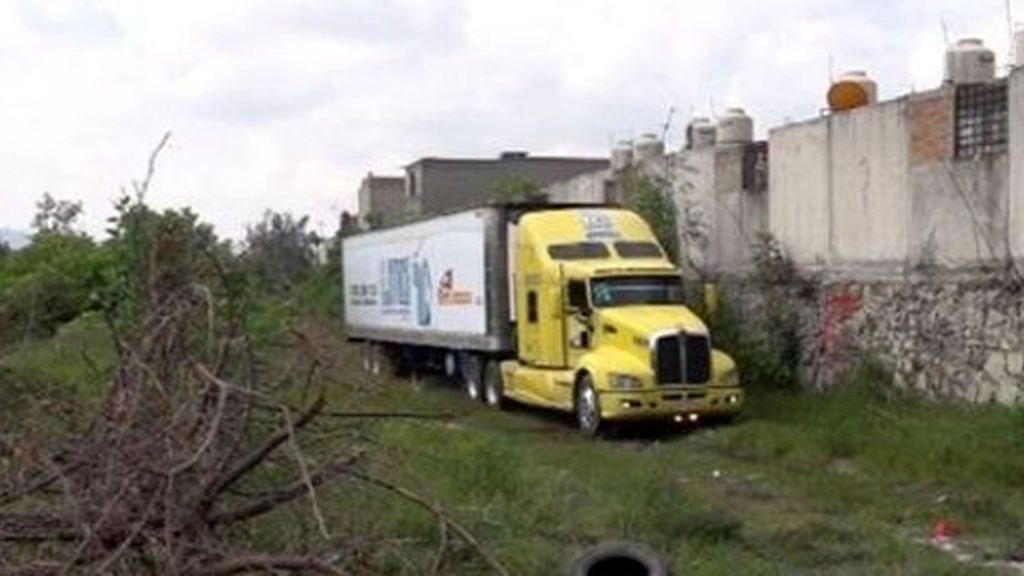 Hallan un camión abandonado con 157 cadáveres en estado de descomposición en México