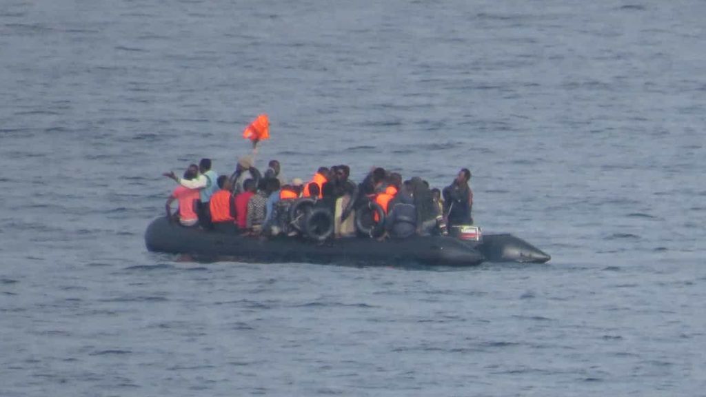 Una patera con 53 inmigrantes a bordo pide auxilo a un ferri entre Melilla y Almería