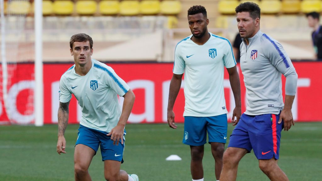 El lamentable estado del césped del Estadio del Mónaco a pocas horas de su partido contra el Atlético de Madrid El lamentable estado del césped del Estadio del Mónaco a pocas horas de su partido contra el Atlético de Madrid