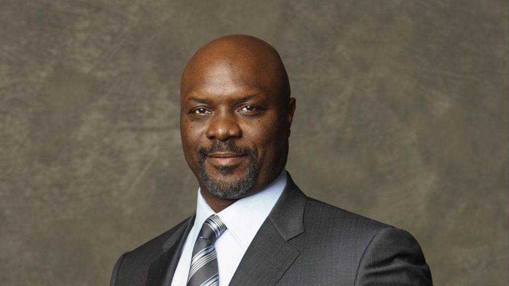 Robert Wisdom es el coronel Vernon Tucker en 'Zona caliente'.